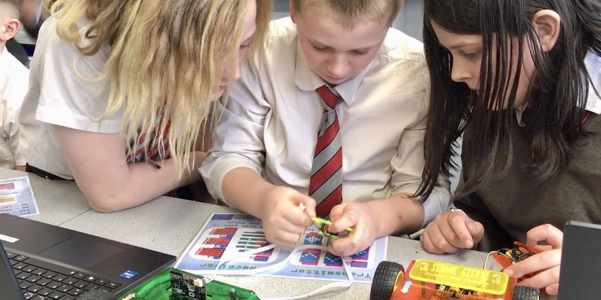 i2E Coding With micro:bit | Experiences | Neon - Brilliant inspiration